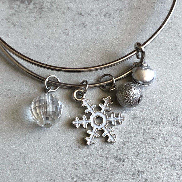 Snow Snowflake Bell Winter Silver Charm Bangle Bracelet - Picture 2 of 2